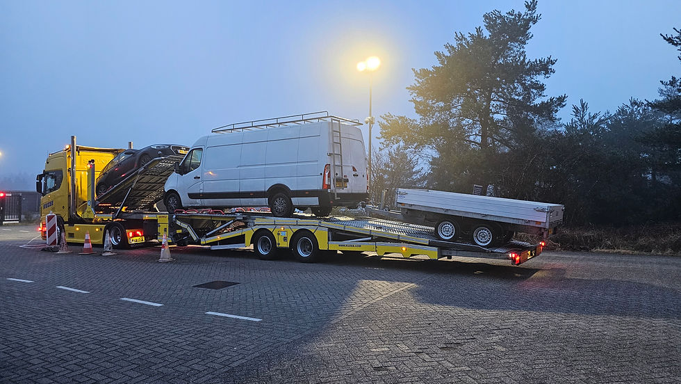 Wagen van Kuzee geladen met voertuigen voor de domeinen