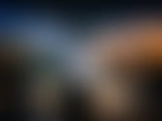 Sala imersiva com projeções integradas às paredes e ao piso durante uma experiência visual