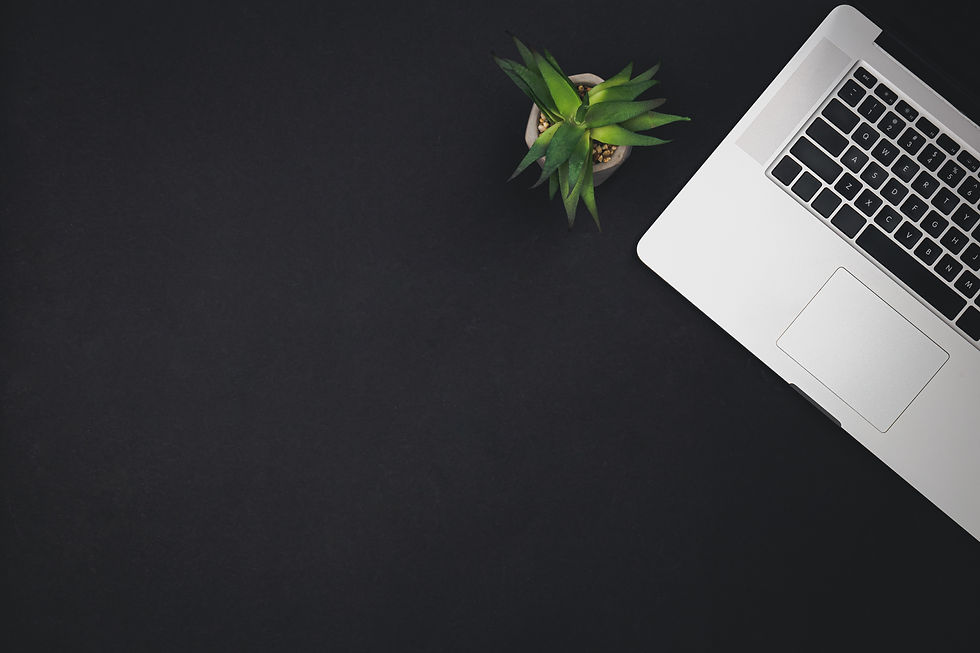 laptop-y-planta-de-oficina-en-la-vista-superior-de-fondo-negro.jpg