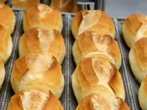 Como fazer pão igual ao de padaria? Veja como preparar uma versão caseira com casquinha crocante e miolo macio