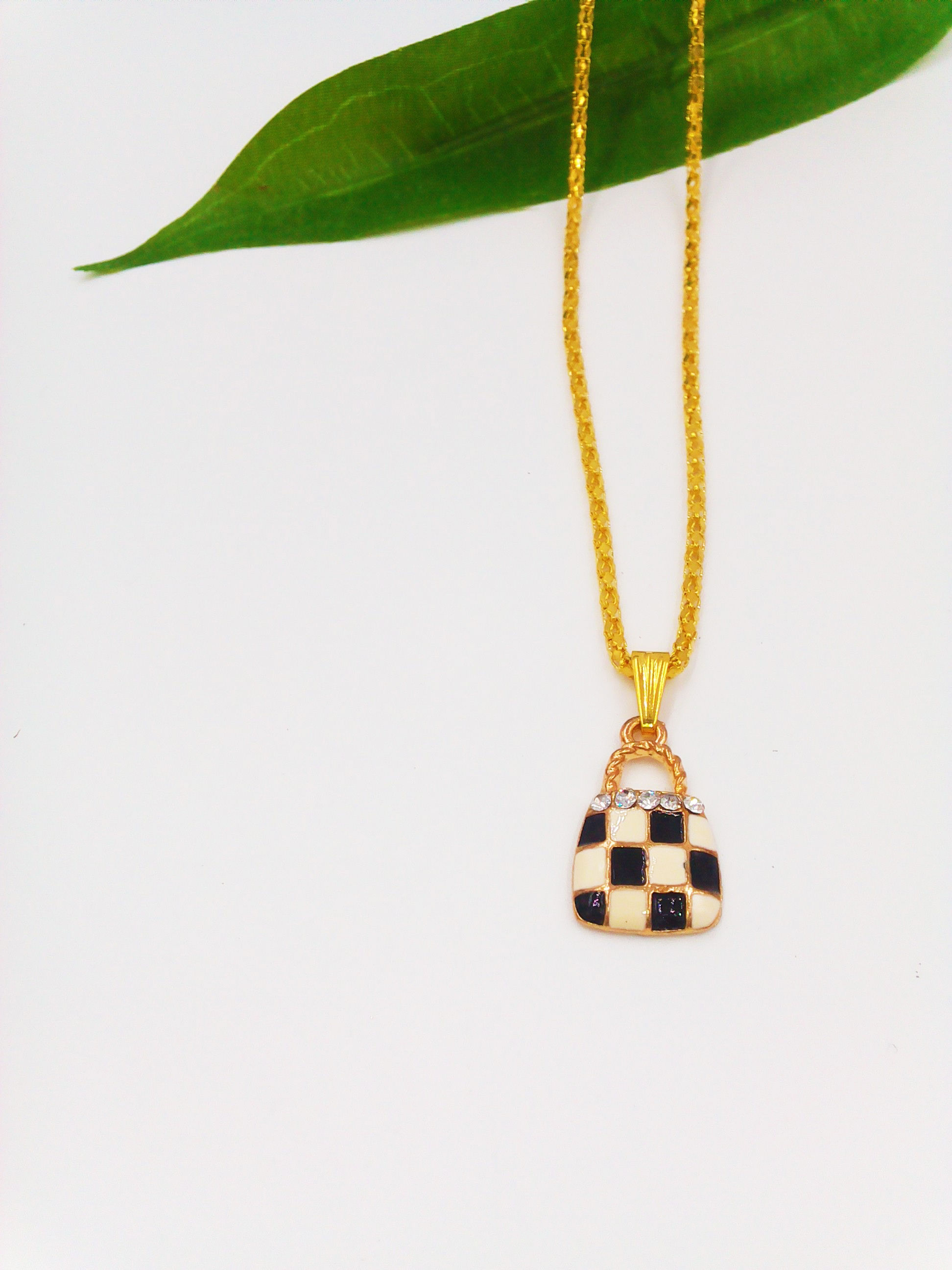 Lady handbag pendant w/h 18k gold necklace