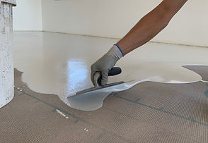 applicazione del ciclo resinoso su pavimenti industriali