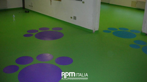 RPM Italia è esperto nella posa in opera personalizzata di pavimenti in resina per scuole, con disegni personalizzati