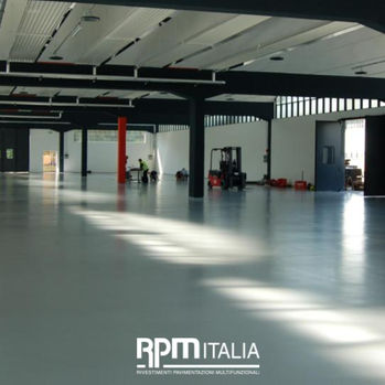 Pavimentazione in resina di qualità per officina. Soluzioni impermeabili e sicure per il settore della meccanica.