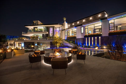 09-Summitridge-Drive-beverly-hills-modern-home-outdoor-lounge.jpg