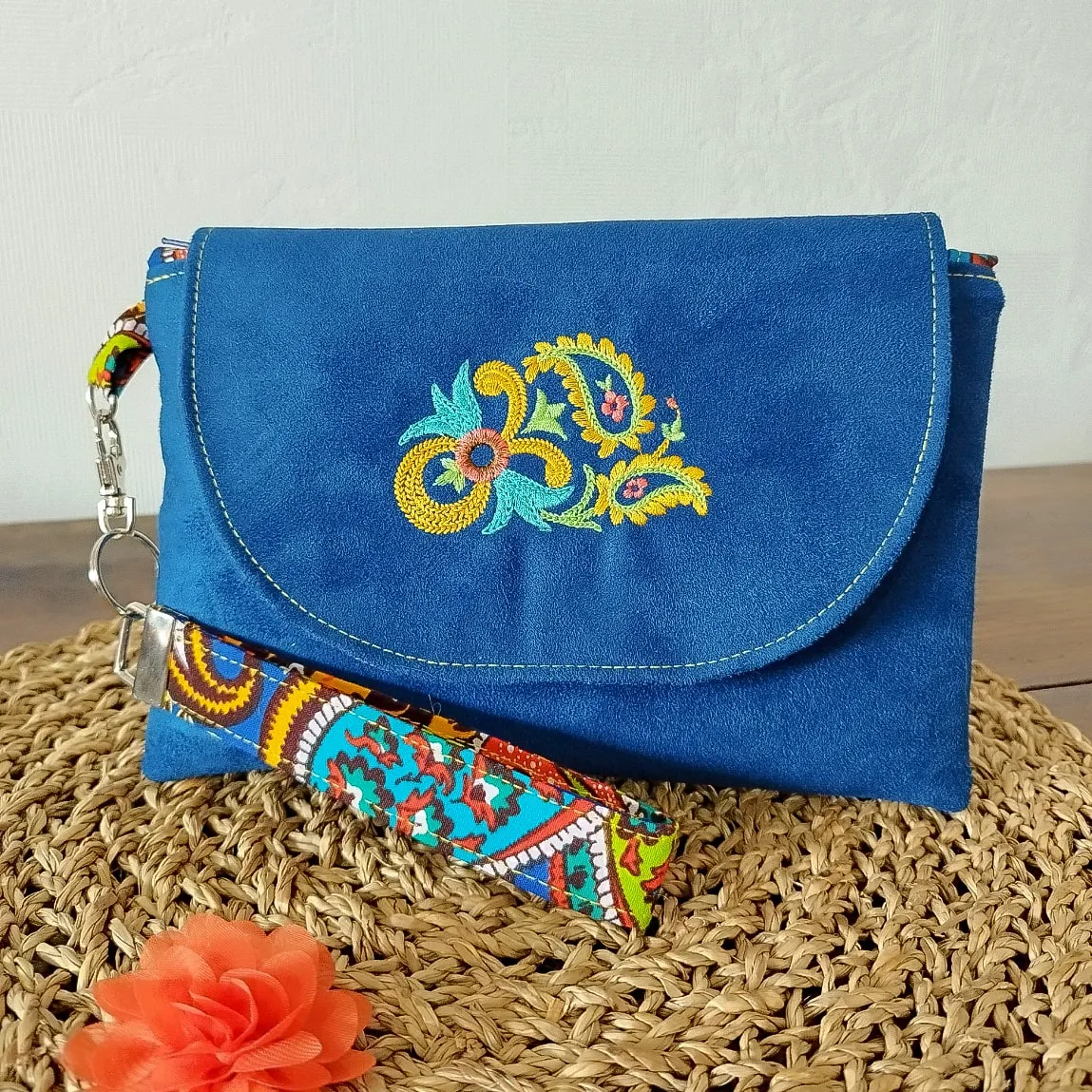 Pochette Dragonne brodée bleue - Motif Cachemire - vue globale