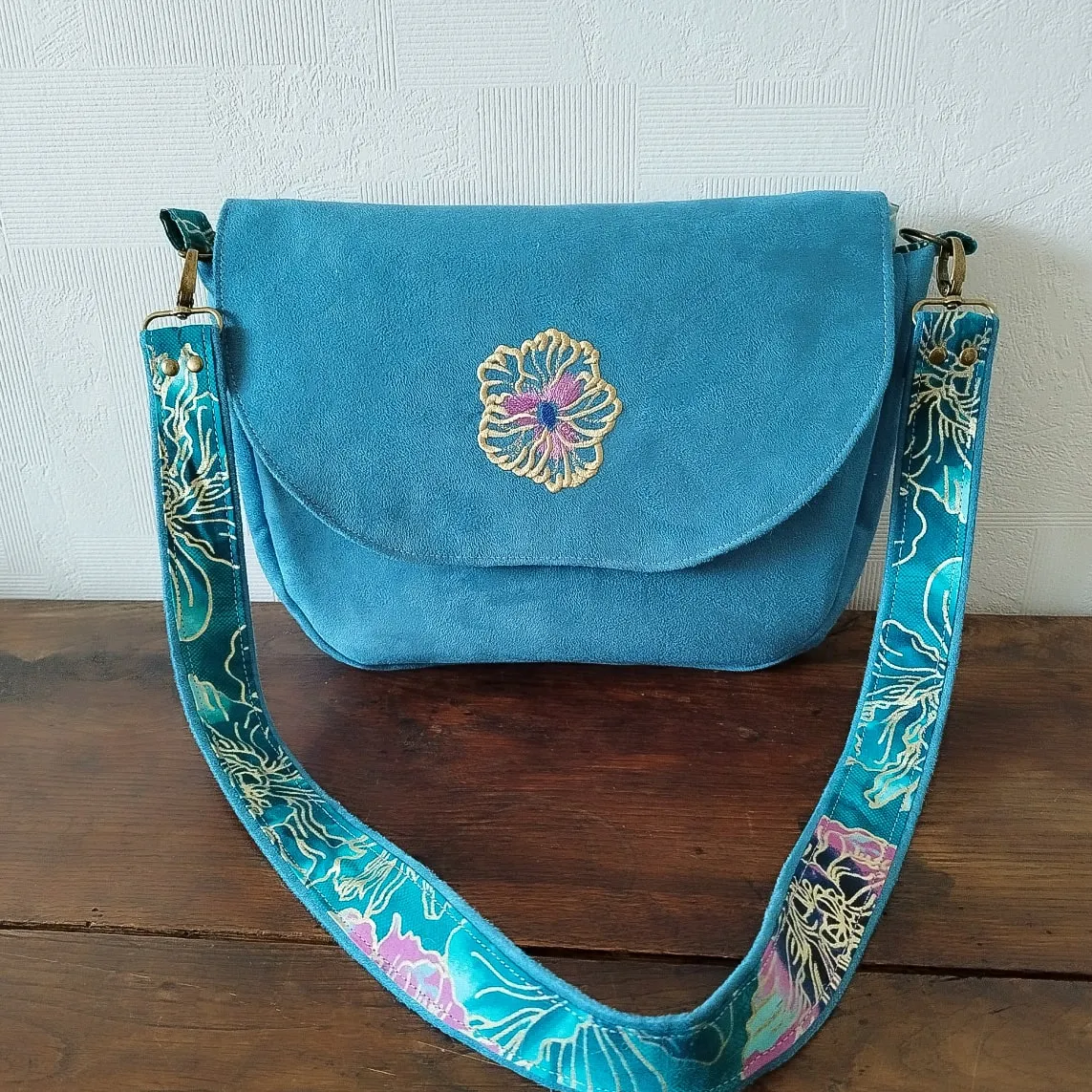 Sac Besace à bandoulière en Suédine Bleu Turquoise - vue globale