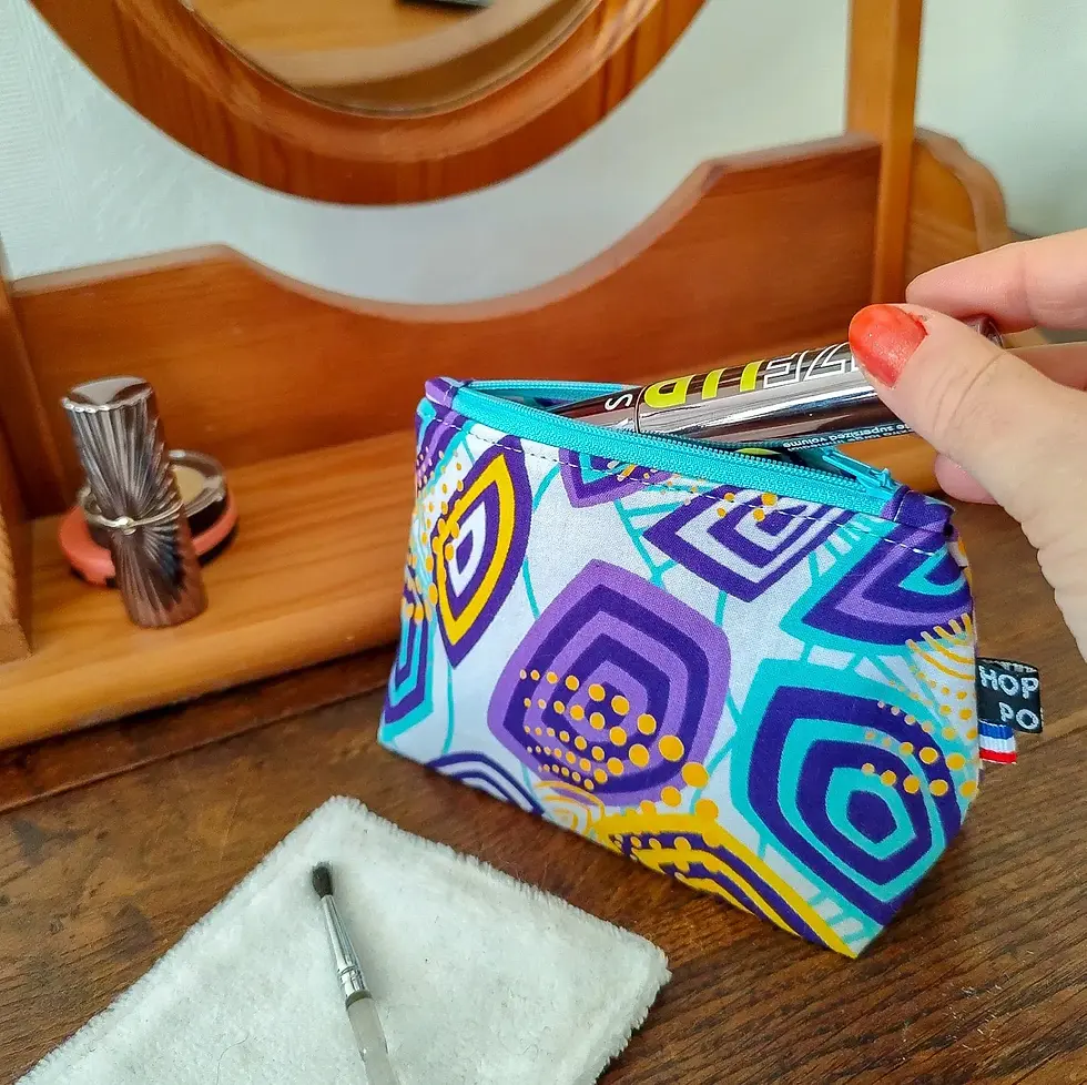 Petite trousse à maquillage blanc violet et turquoise avec un mascara