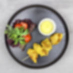 Мини-шашлычок из куриного бедра с соусом Карри и овощным гарниром