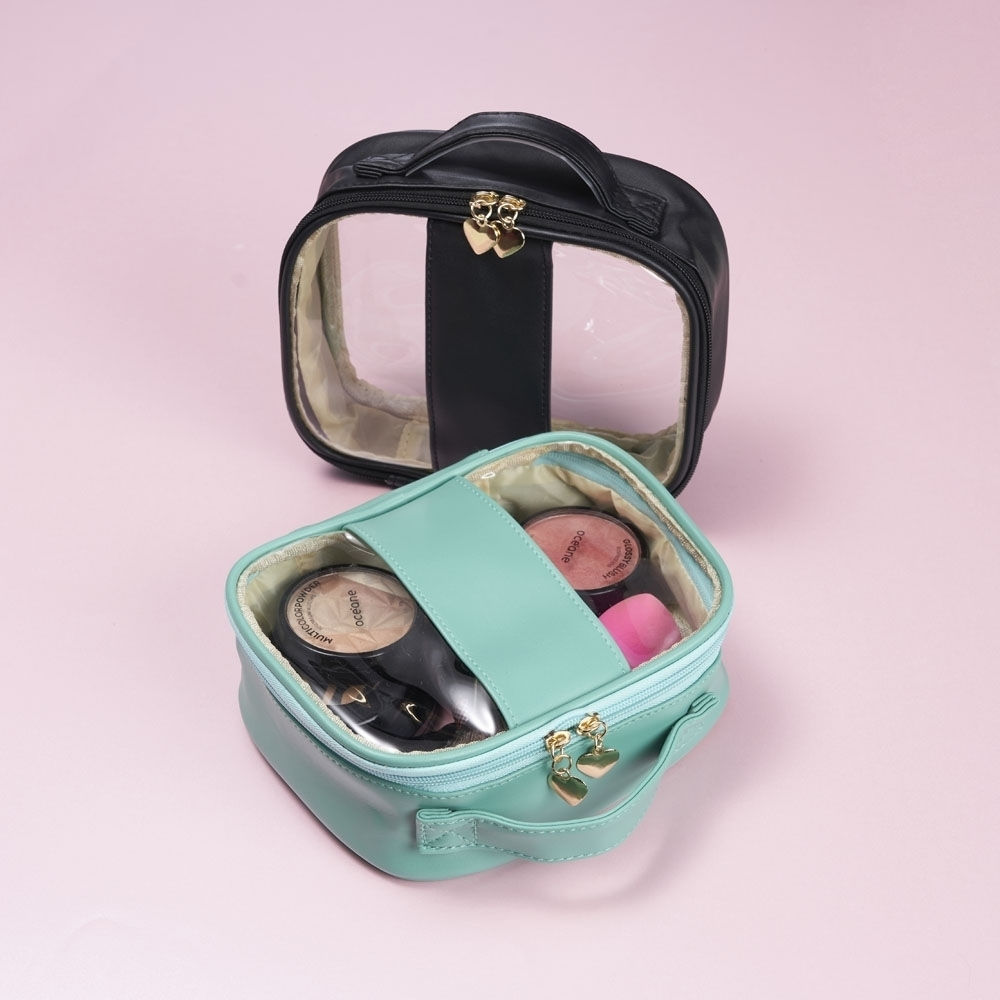 Nécessaire em PVC impermeável com bordas em PU, alça superior, zíper e puxadores em formato de coração