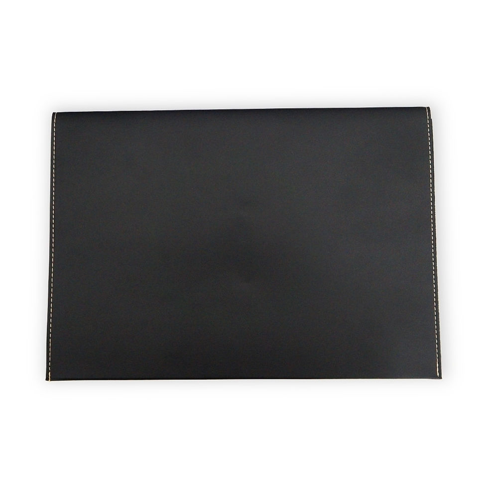 Pasta envelope em couro sintético com fechamento por botão, ideal para organizar e transportar documentos com elegância