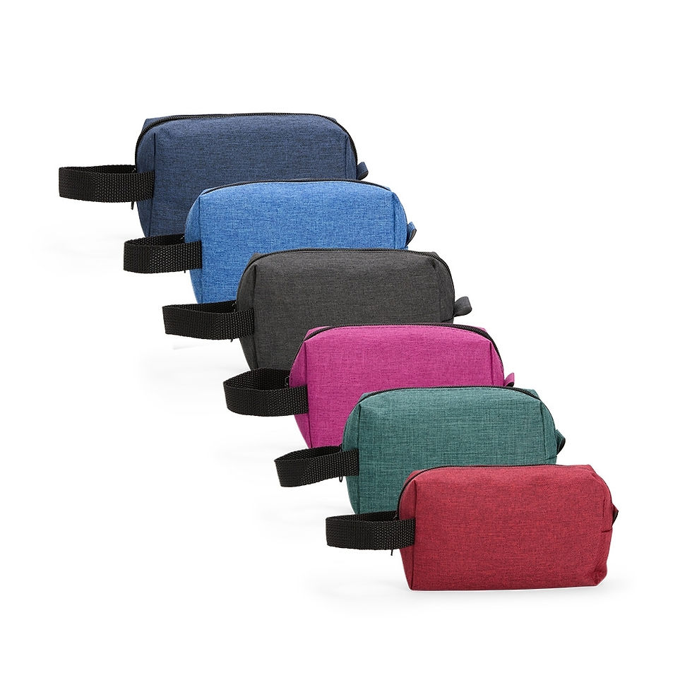 Nécessaire em poliéster mesclado com PVC resistente à água, com zíper e alça lateral em nylon