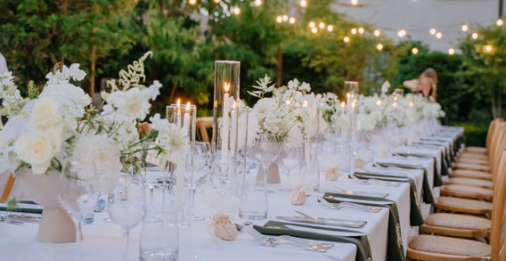 Mariage au château en Val de Loire avec arche florale blanche – Agence Happy