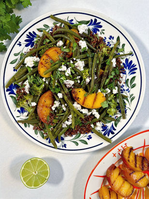 Salade de quinoa rouge, haricots verts, brocolis & pêches grillées à la feta et au sumac