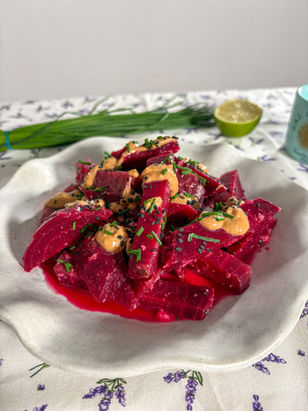 Betteraves marinées au gingembre & sauce au beurre de cacahuète
