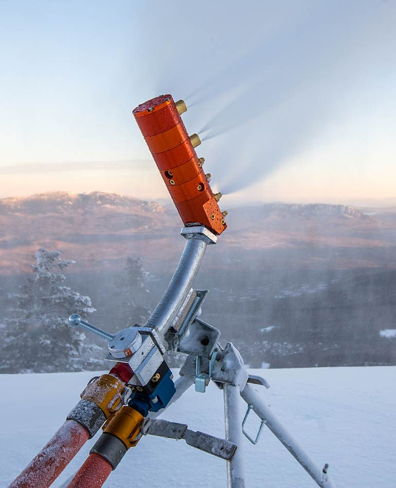HKD air and water snowgun producing snow on a ski slope.