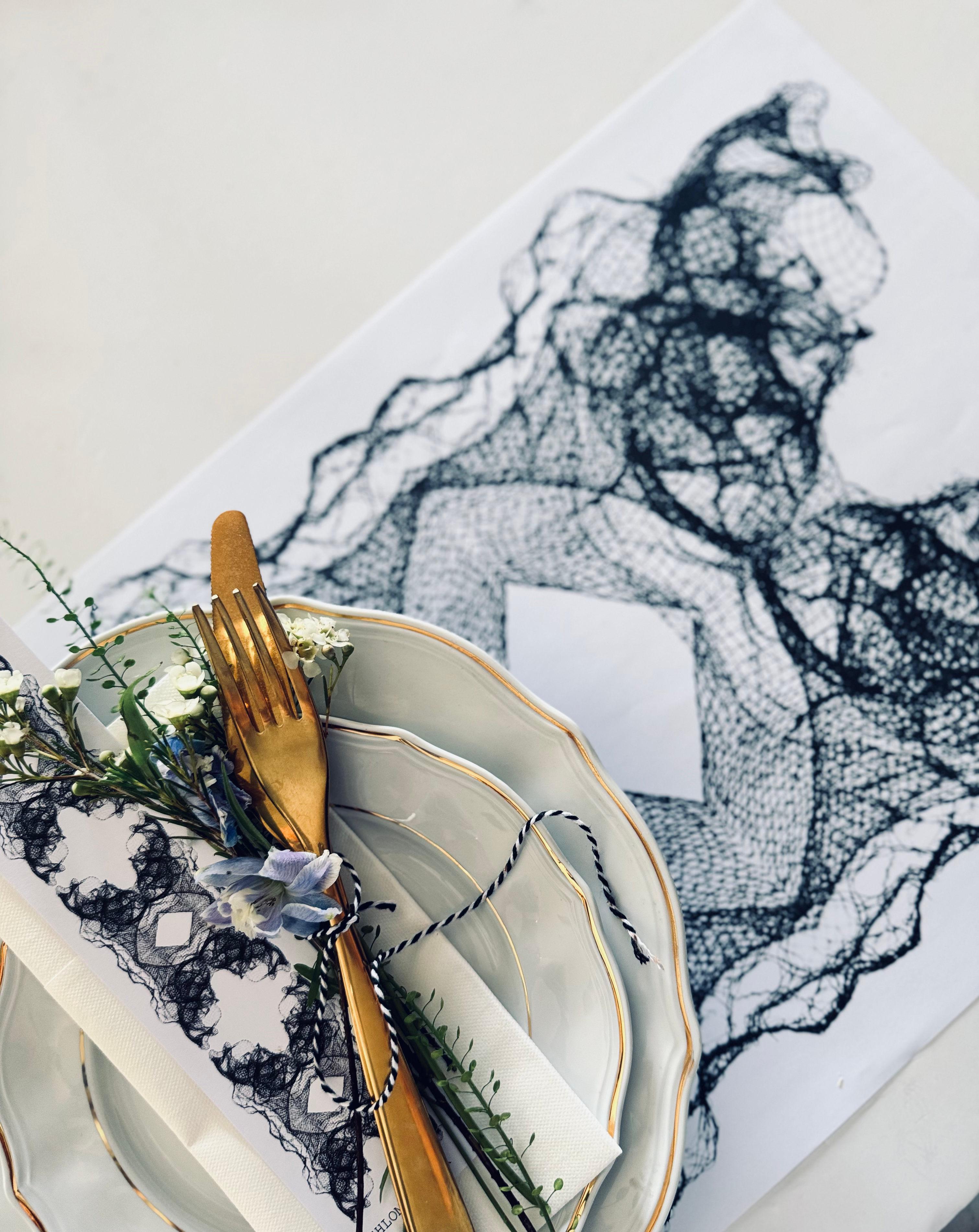 מסמרים ונוצות A3 סט פלייסמטים