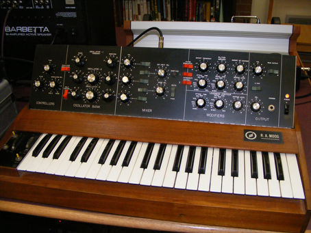 EL INSTRUMENTO ELECTRÓNICO: SINTETIZADORES Y ¿CUÁLES SON LAS RAÍCES DE LA MUSICA ELECTRÓNICA? 