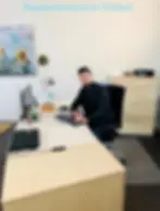 Hausmeister Tanbari im Büro