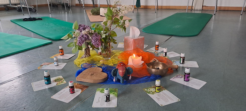 Yin Yoga mit ätherischen Ölen und Affirmationskarten zu einer Lehrerfortbildung