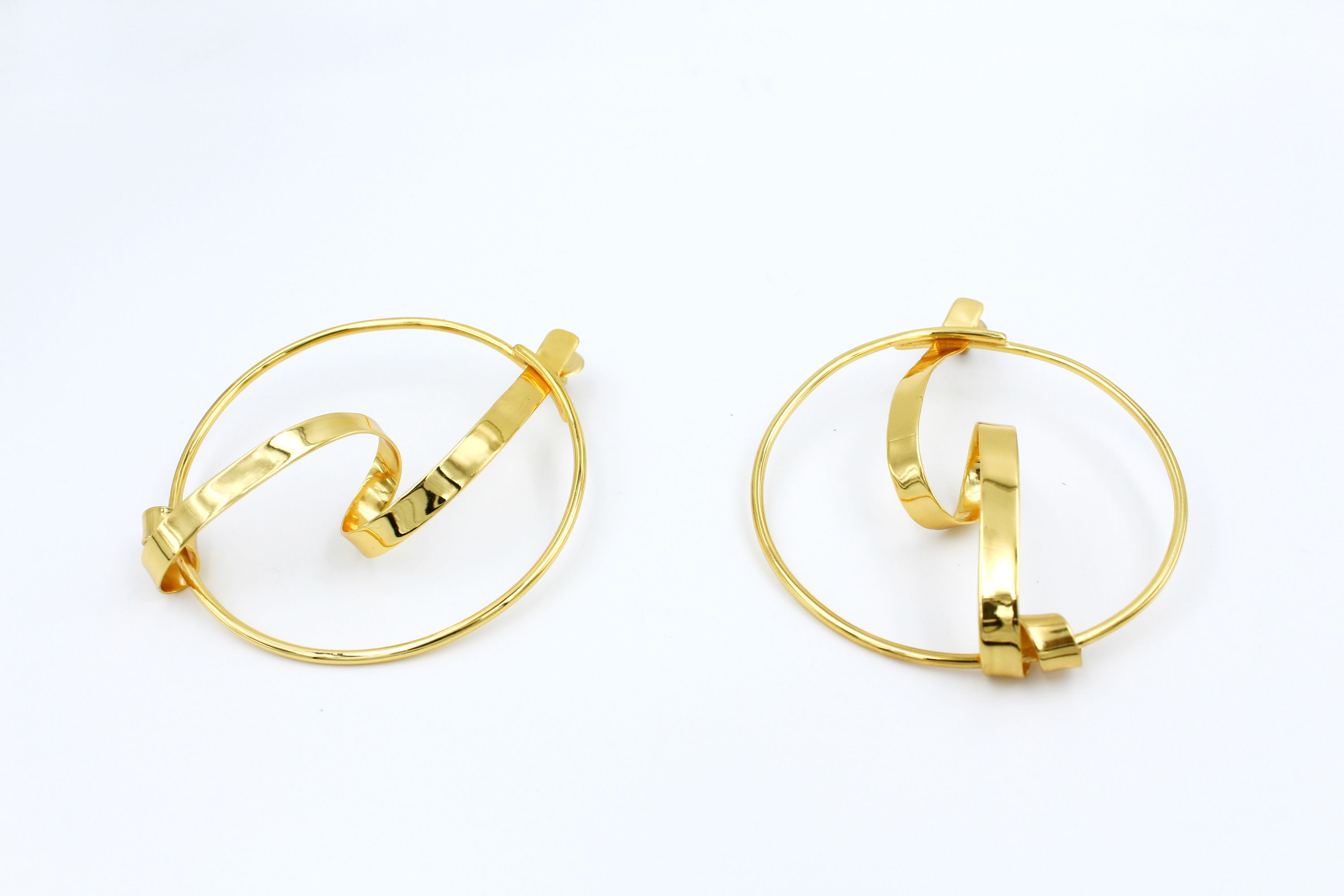 Minimalist ballet-inspired earrings featuring delicate, ribbon-like curves — elegant, dainty jewelry evoking ballerina grace and lightweight movement, perfect for everyday chic or feminine fashion trends
