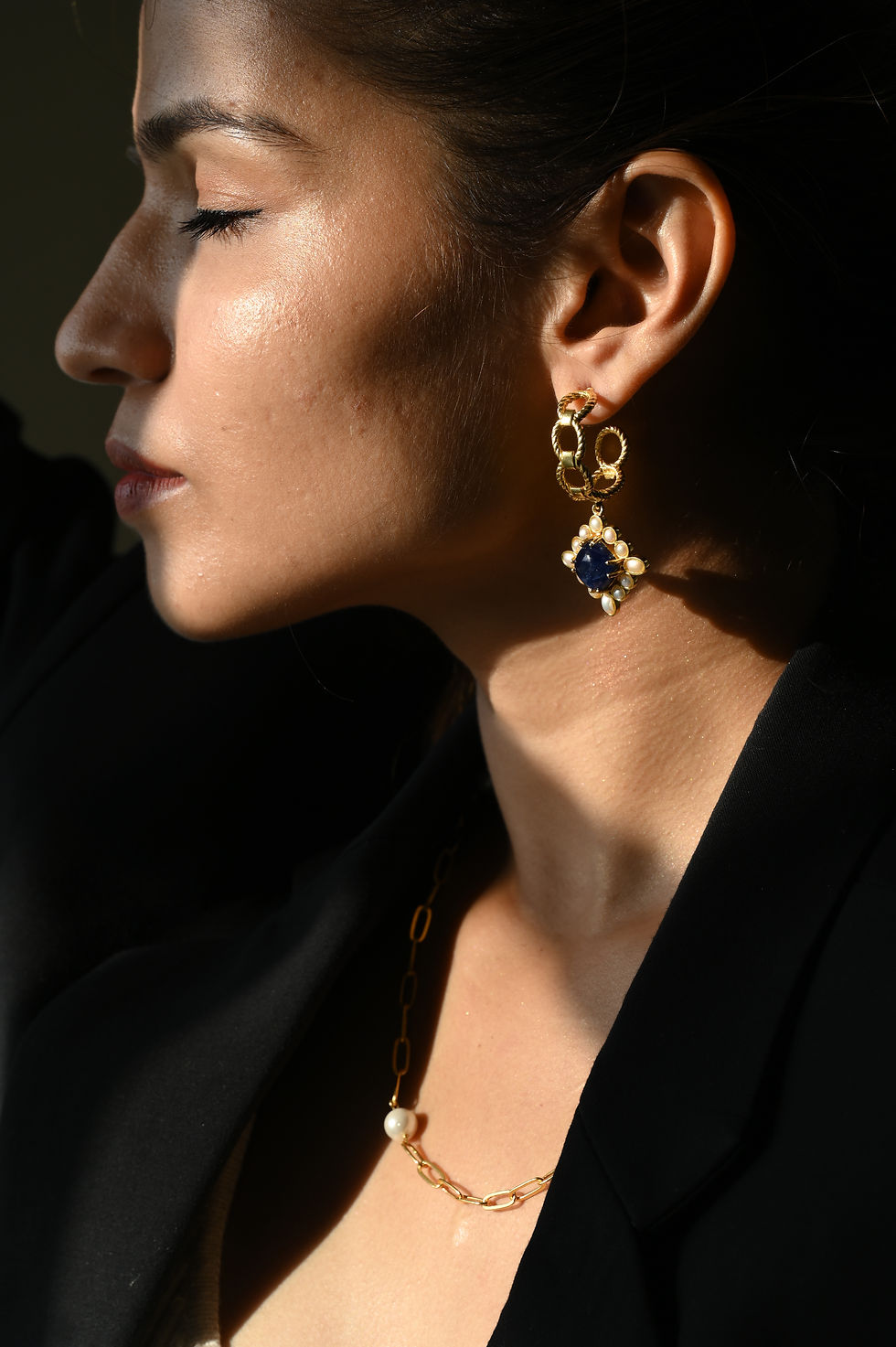 Thumbnail: Chain-linked pattern hoop earring featuring a small dangling diamond-shaped lapis stone, bordered by tiny pearls