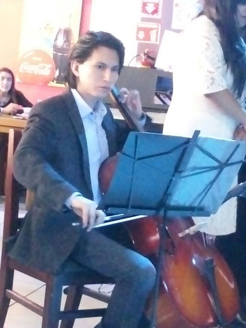 Hombre tocando el chelo
