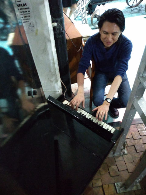 Hombre tocando piano de juguete