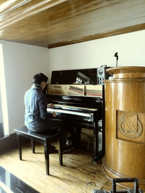 Hombre tocando el piano