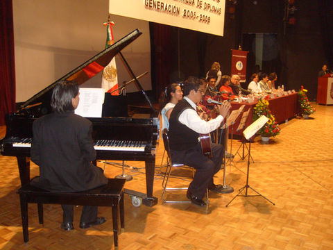 Músicos en auditorio