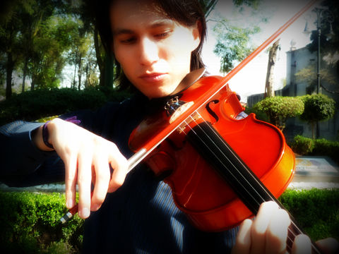 Hombre tocando el violín