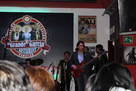 Hombre tocando el bajo
