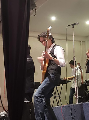 Hombre tocando el bajo