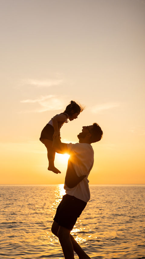 Photographie de famille à Bordeaux, moments de complicité et bonheur en images. Lola Nouet Photographie. enfants, bébé, moments de vie précieux
