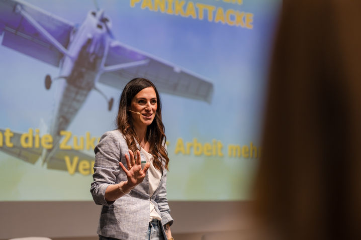 Karin Lausch hält eine Keynote über Vertrauen und Leadership auf dem Führungsforum in Südtirol