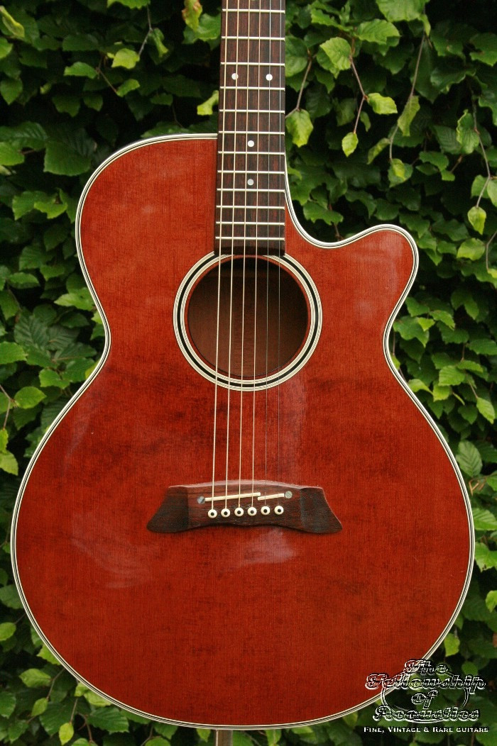 GUITARRA ELECTRO-ACÚSTICA TAKAMINE