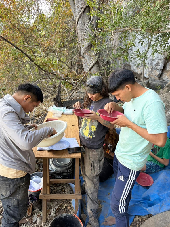 Colaboradores do projeto participam da triagem de sedimentos coletados em campo, etapa essencial para a identificação de microvestígios arqueológicos. (Foto: acervo do projeto)