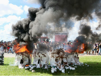 Indígenas marcham em Brasília e cobram de Lula avanços nas demarcações, nesta quinta-feira (9)