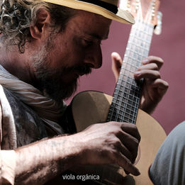 Espetáculo "Viola Orgânica" convida crianças para um mergulho na natureza através da música e dança no Espaço Cultural Renato Russo