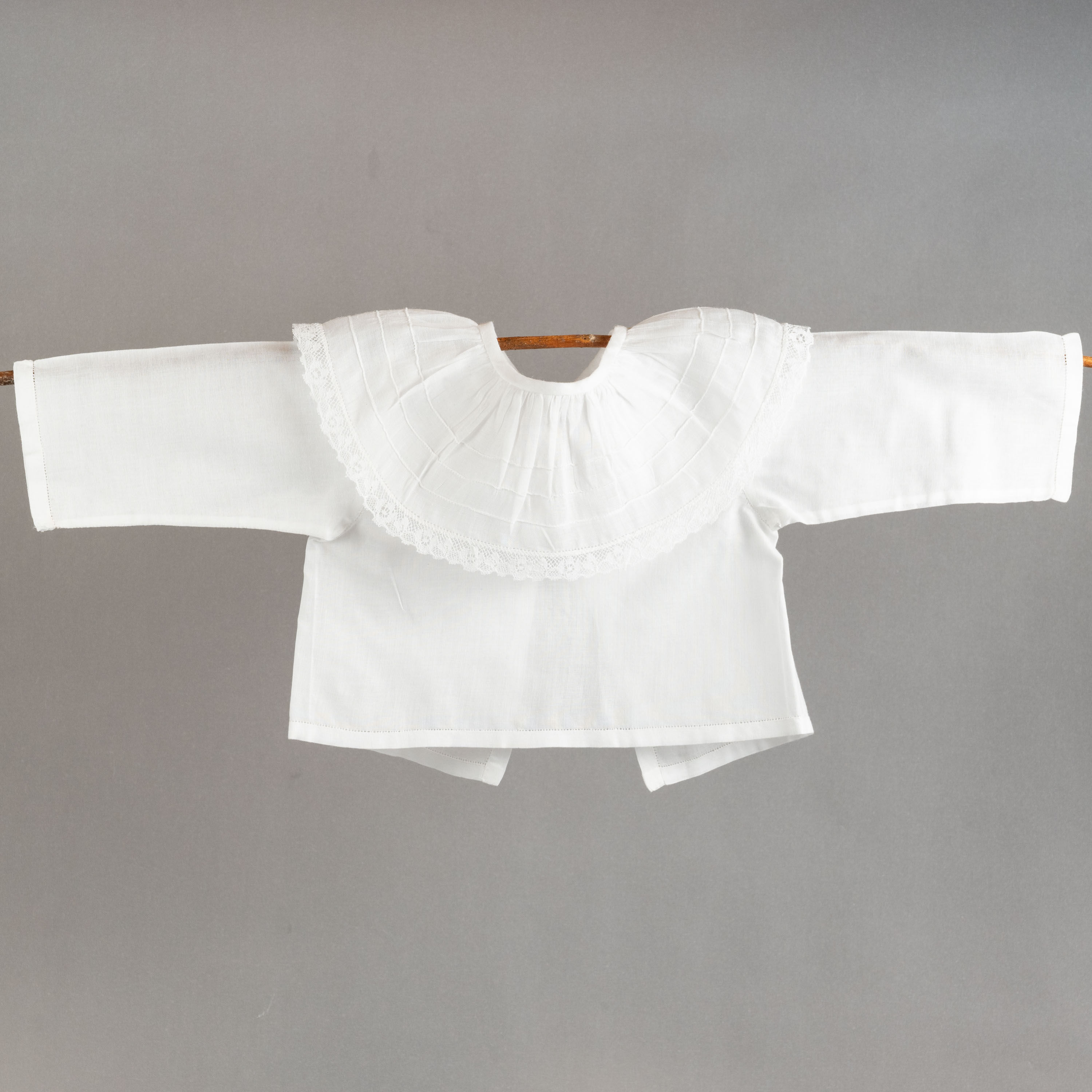 CAMISA COM GOLA PALHAÇO RENDA