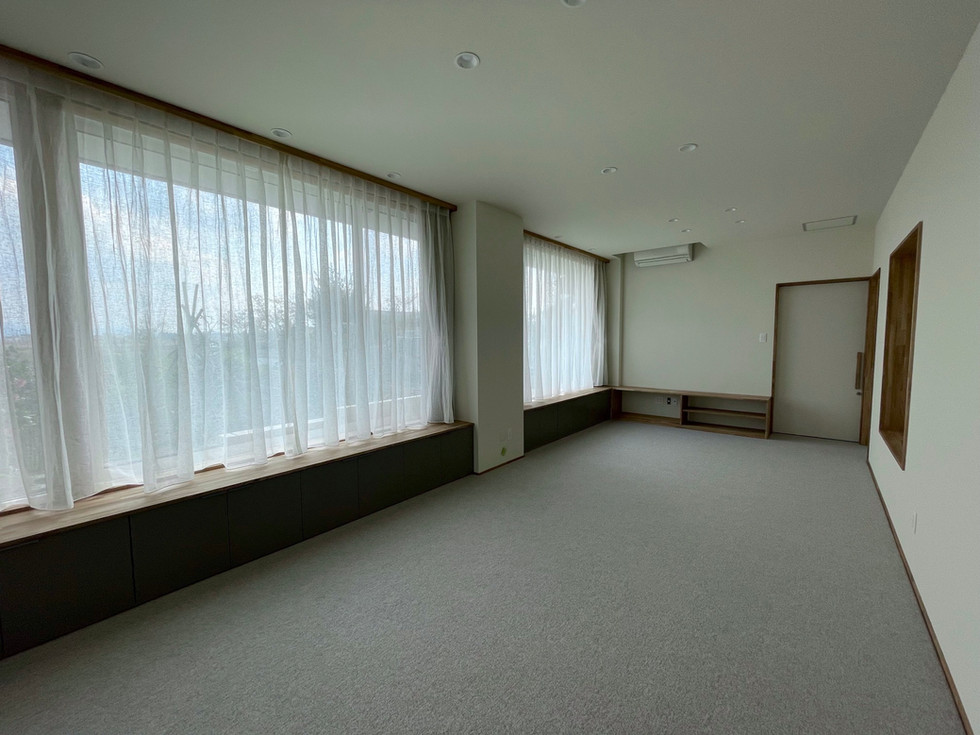 田園を望む窓