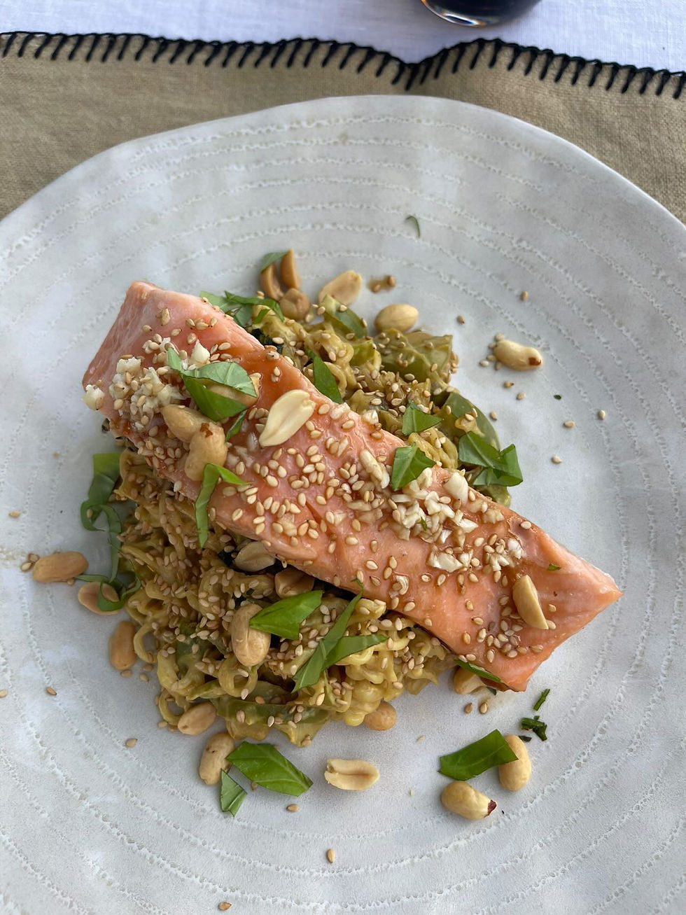 Saumon mariné au soja et nouilles mie