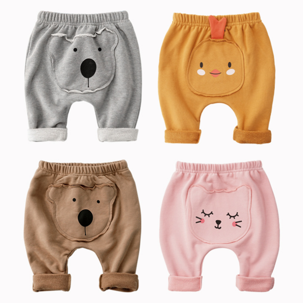 Calça de bebê com bichinhos aplicados