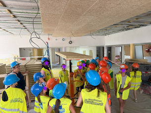 Visite du chantier de l'école par les élèves du CP à CM2 à St Nazaire Les Eymes