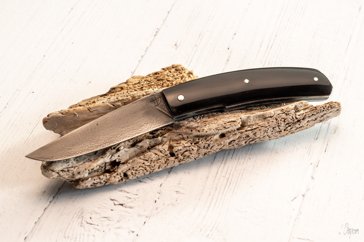 Couteau pliant carbone, manche en corne de buffle