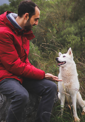 un homme et un chien