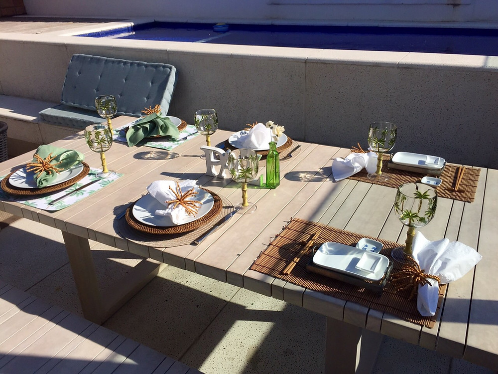 mesa arrumada para almoço na varanda
