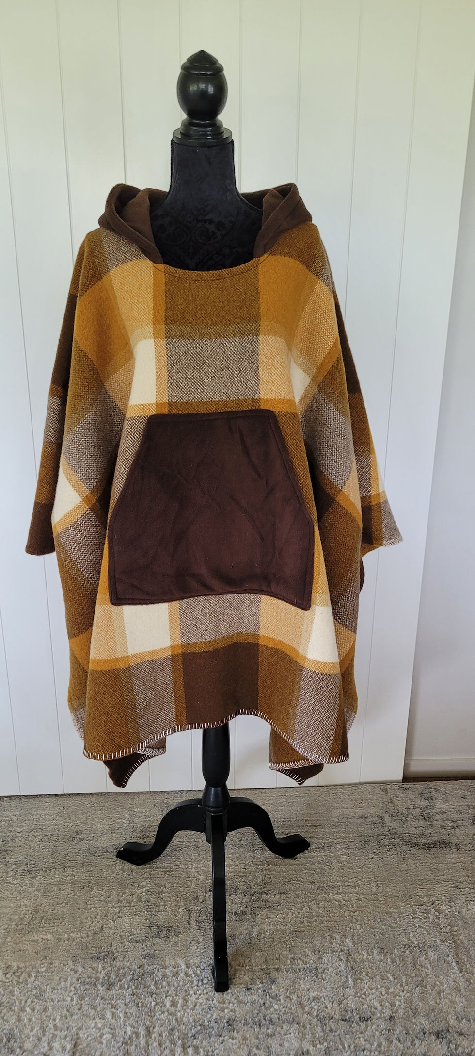 Brown check poncho on manniquinne