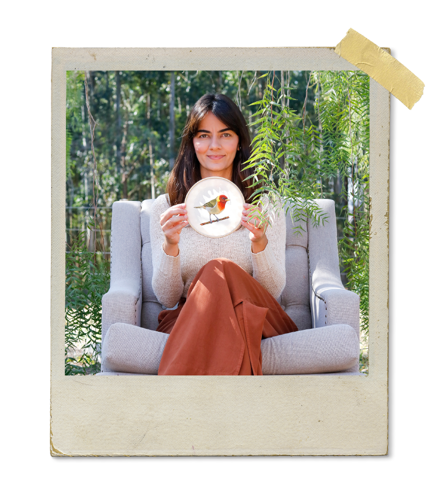 Ayeska em 2021 quando lan çou seu primeiro curso online de pintura de agulha, ela segura um quadro.