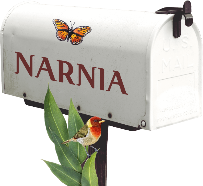 Caixa de correio branca com a palavra NARNIA e borboleta postal.